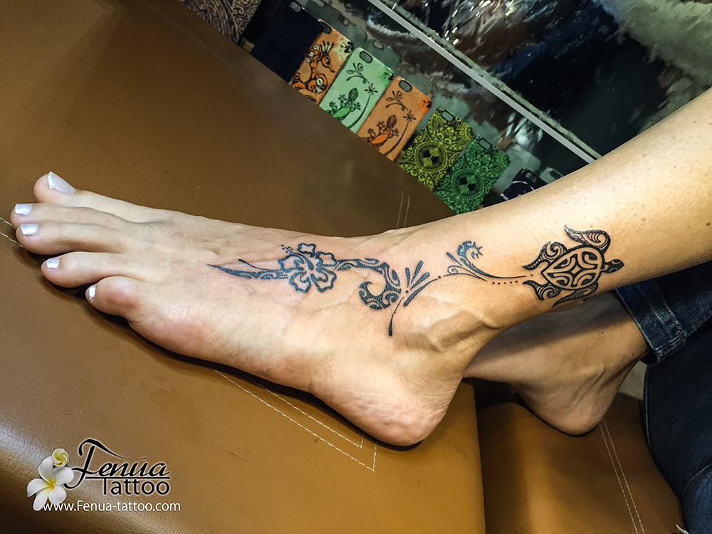 tatouage polyn sien feminin sur le pied avec tortue tatouage